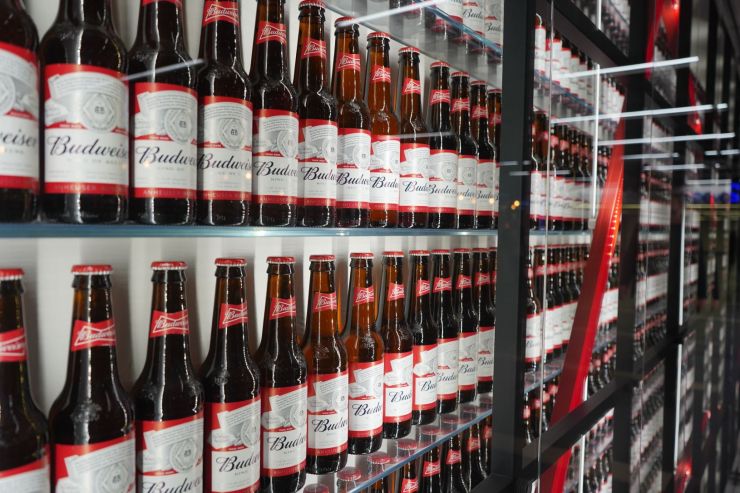 Генеральный директор AB InBev: рост цен на пиво отстает от темпов мировой инфляции