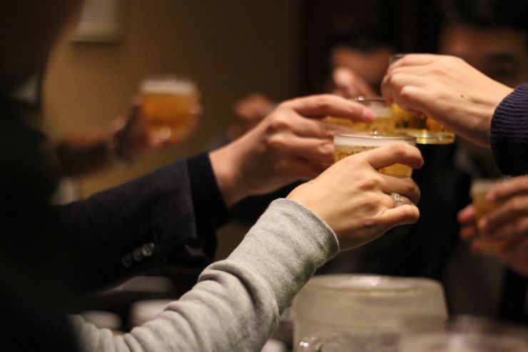 Правительство Японии хочет заставить людей пить больше алкоголя